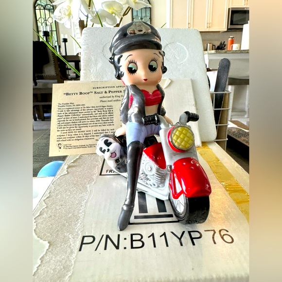 Franklin Mint Other - Franklin mint Betty Boop salt and pepper shaker